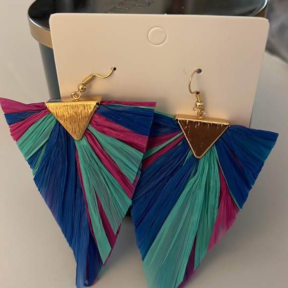 Earrings NWT Boho and gorgeous Gold hardware and colorful. - Picture 3 of 4
